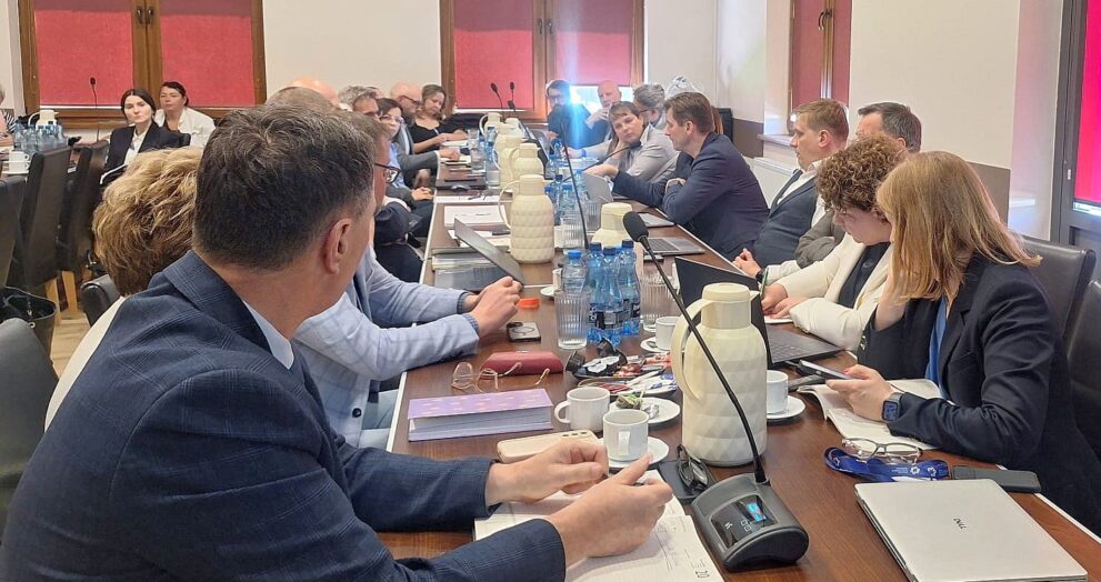 Ciężarówki skutecznie rozjeżdżają powiat. Wójt Gminy Choczewa alarmuje po raz kolejny… „Drogi mogą się rozpaść w kilka miesięcy” 